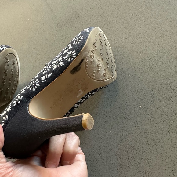 Like-New! Kelly & Katie Floral Embroidered 4" Round Toe Heels - Picture 5 of 5